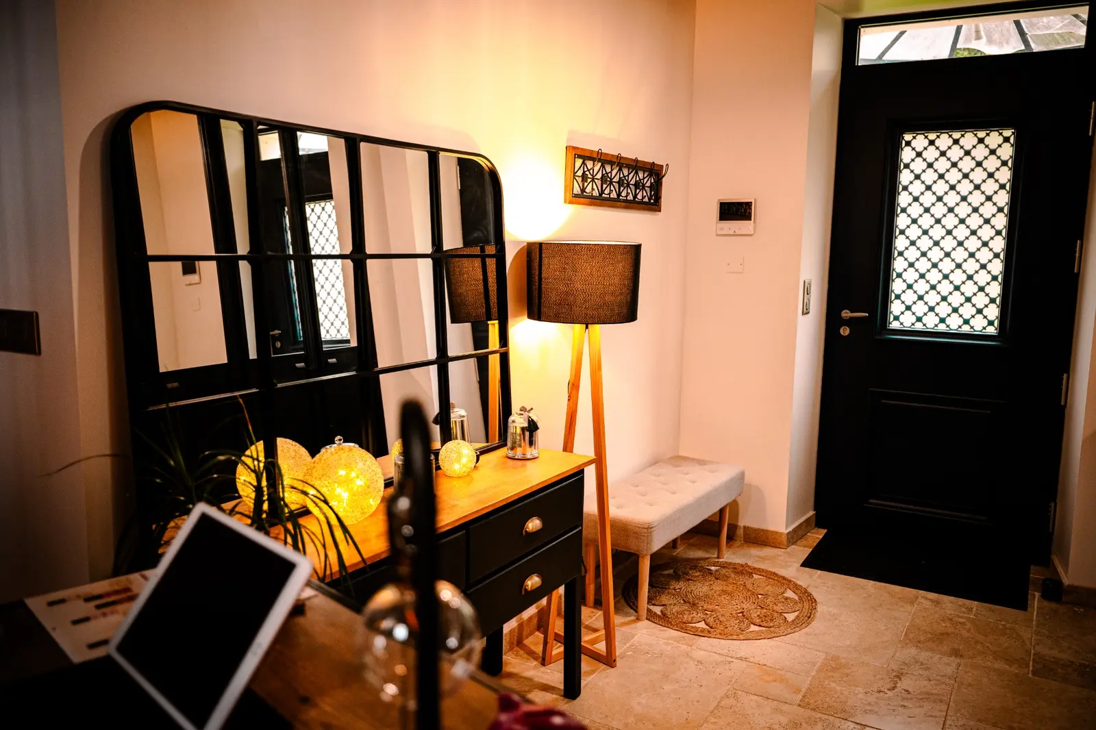 Entrée et mobilier d’accueil de l’institut ELOES à Vincelottes
